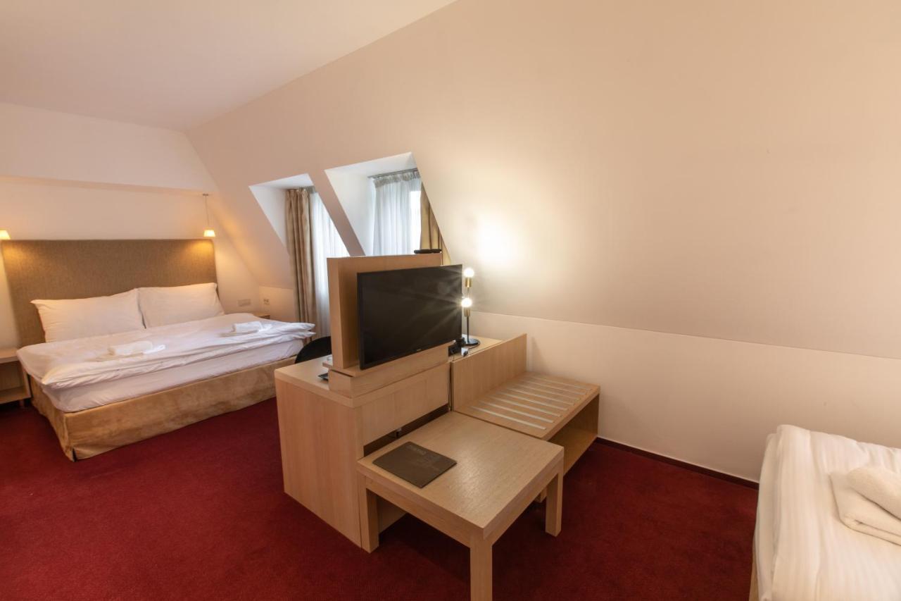 Hotel Villa Necas Жилина Экстерьер фото