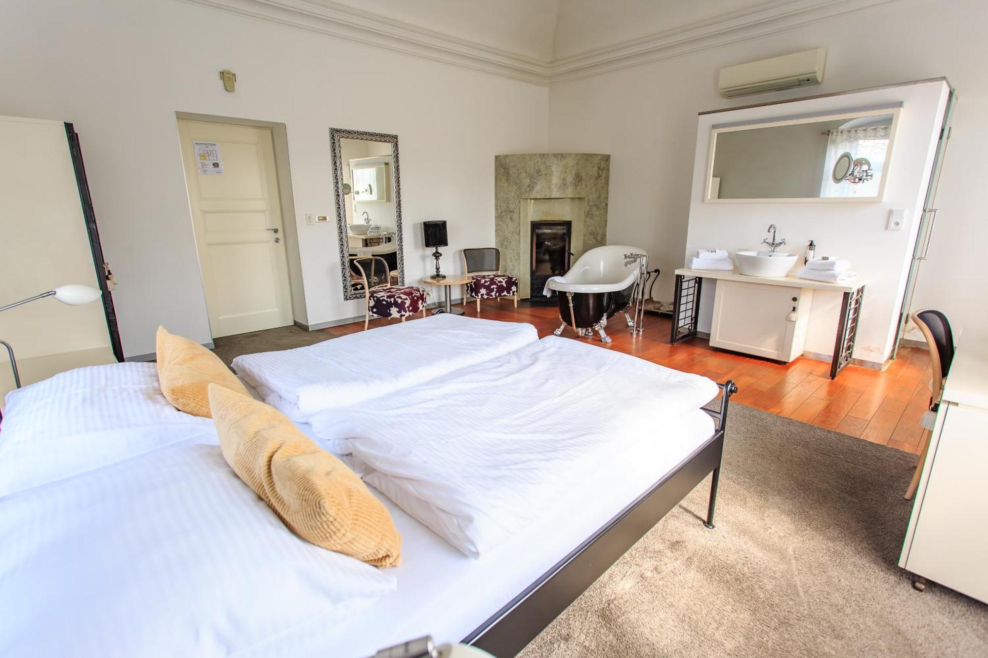 Hotel Villa Necas Жилина Экстерьер фото