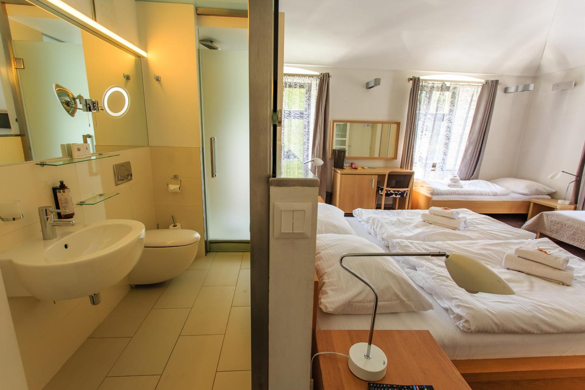 Hotel Villa Necas Жилина Экстерьер фото