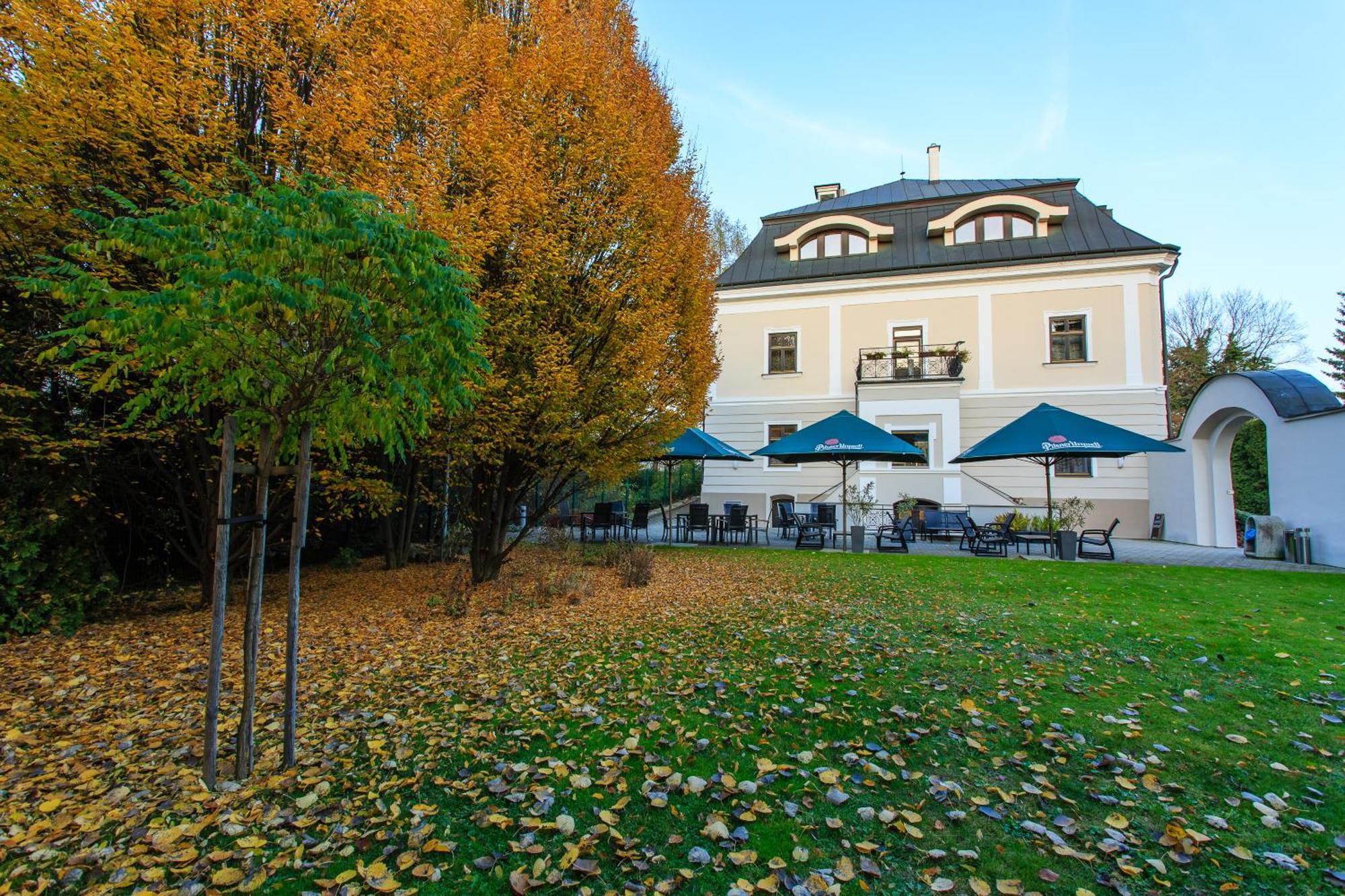 Hotel Villa Necas Жилина Экстерьер фото